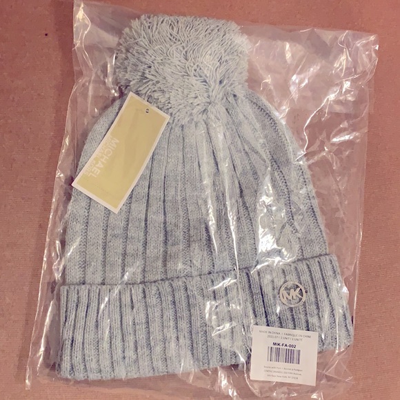 Michael Kors gray beanie with Pom ❄️♦️ - Picture 8 of 8